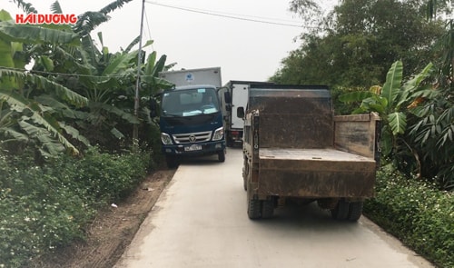 Né trạm thu phí, ô tô rầm rập chạy qua làng